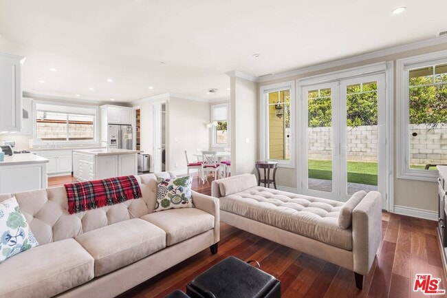 Building Photo - 209 25th St