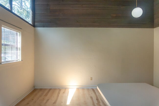 Building Photo - 1327 Linda Ann Dr
