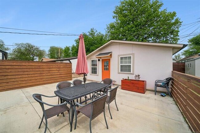 Building Photo - Gorgeous updated and modern open layout