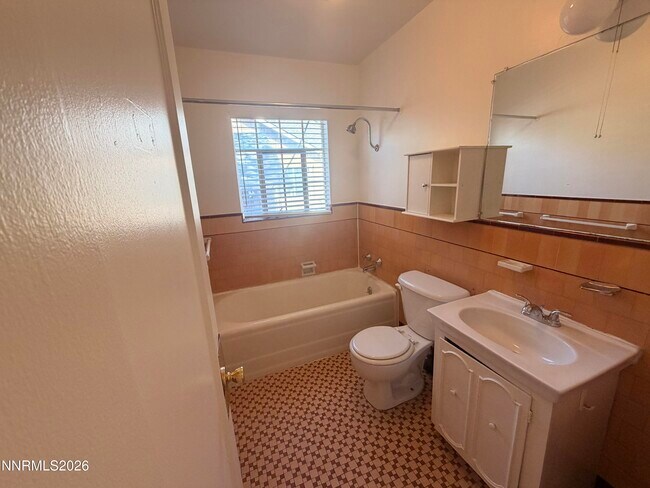 Building Photo - 541 Thoma St