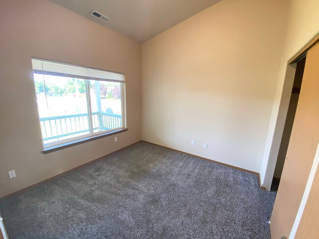 Building Photo - 4 Bed, 2 Bath Home!
