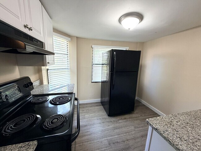 Building Photo - Downstairs 2BR/1BA Riverside Duplex Apartment