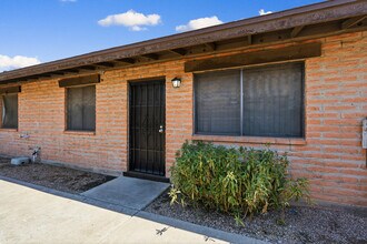 Building Photo - Centrally Located Townhome