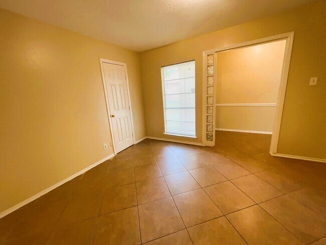 Building Photo - 5615 Lynngate Dr