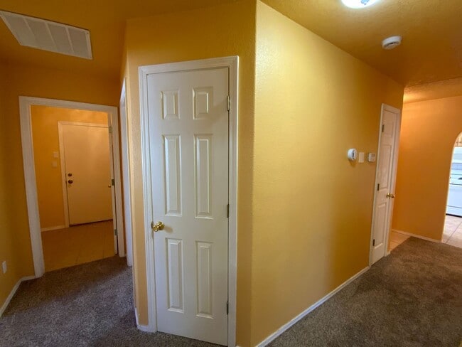 Building Photo - 3 Bedroom Single Story Home Near Unser Blv...
