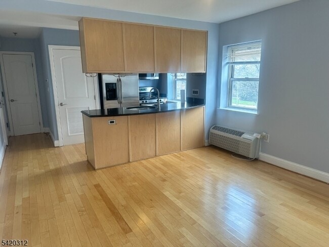 Building Photo - 70 S Munn Ave