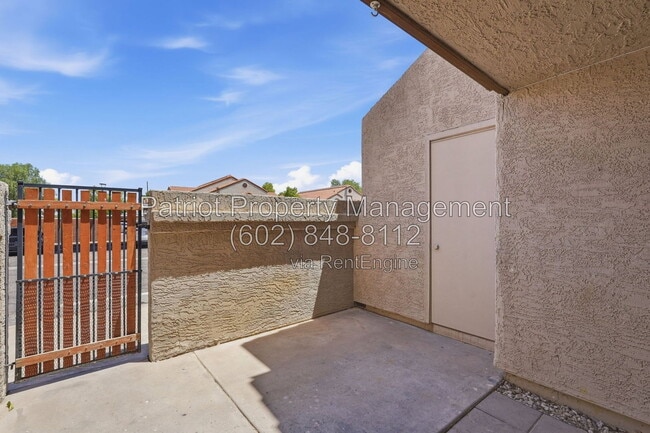 Building Photo - 839 S Westwood