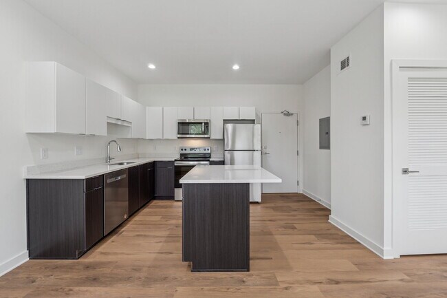 Building Photo - Come check out the West End Flats!