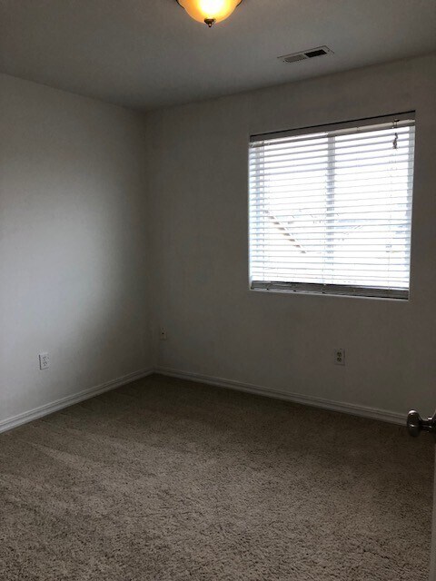 Building Photo - 4 Bedroom 2.5 Bath with 2 car garage