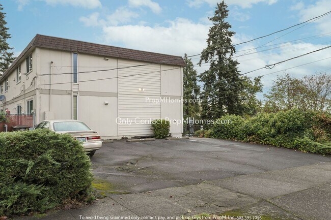 Building Photo - Oregon City Gem! Updated Upper-Level Unit ...