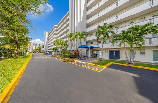 Building Photo - 1175 NE Miami Gardens Dr
