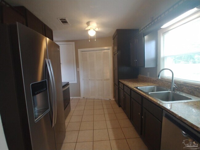 Building Photo - 203 Brigadier St