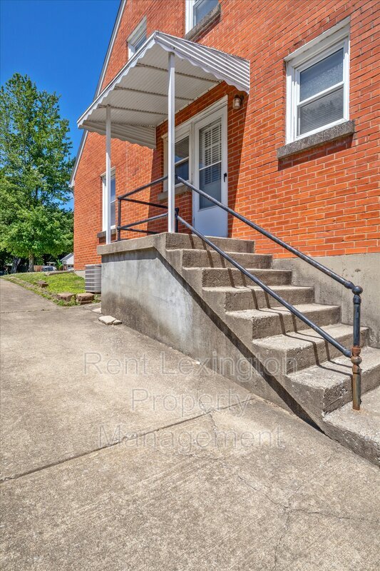Building Photo - 1462 Meadowthorpe Ave
