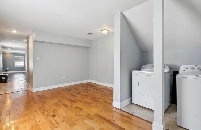 Building Photo - 2135 Mirabeau Ave