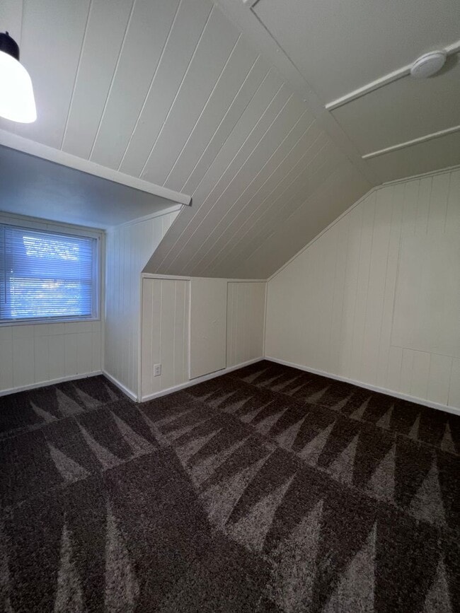 Building Photo - Updated 4BR 1.5 bath home with rear parking!