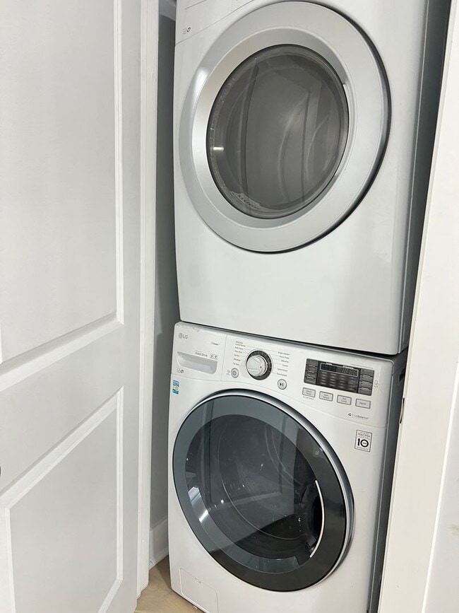 Building Photo - Remodeled 3b/1.5b House in South Philly! Section 8 ONLY!