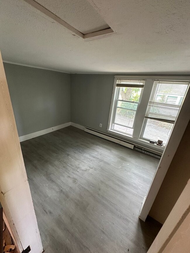 Building Photo - Newly Renovated 1 Bed, 1 Bath Unit in Farm...