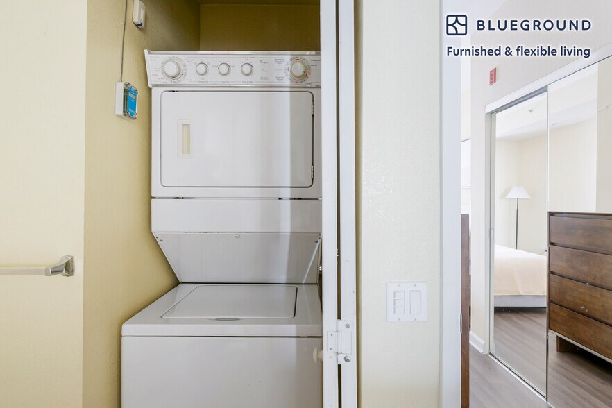 Building Photo - 853 Commodore Dr