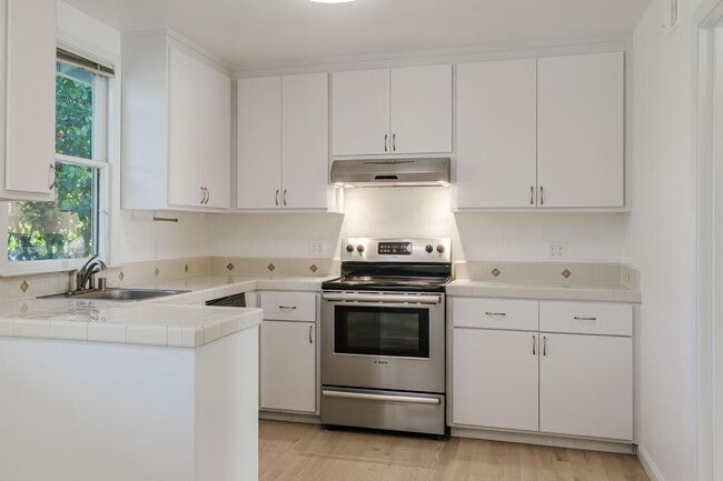 Building Photo - Beautiful 3 Bedroom / 2 Bath Single Family House in Burlingame!