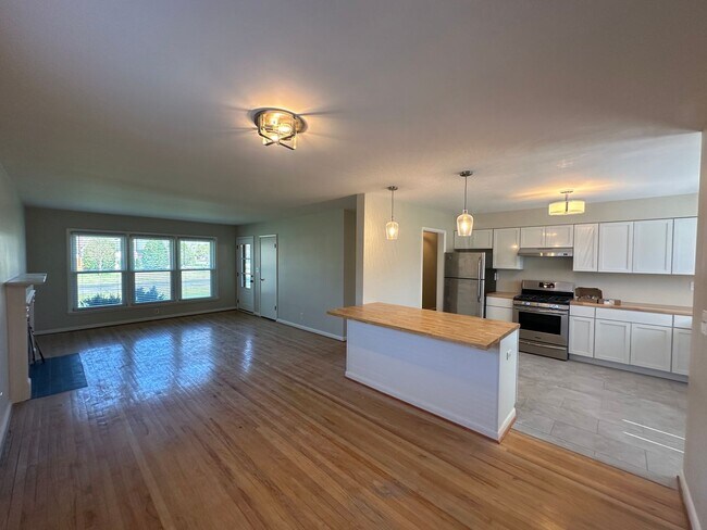 Building Photo - 3 bedroom/1.5 bath w/basement in Woodlawn Park. Available mid June