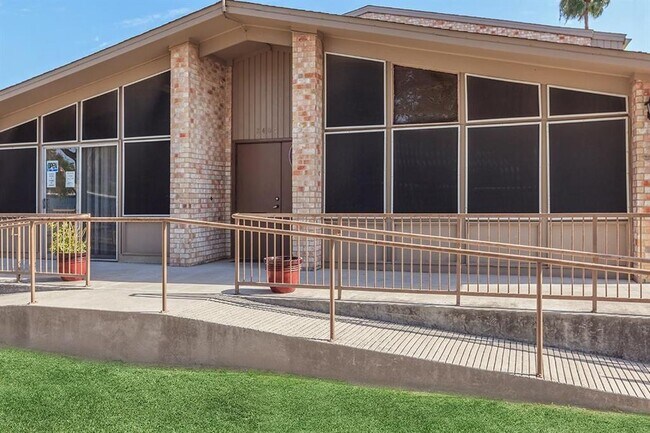 Building Photo - 2401 La Vista Ave