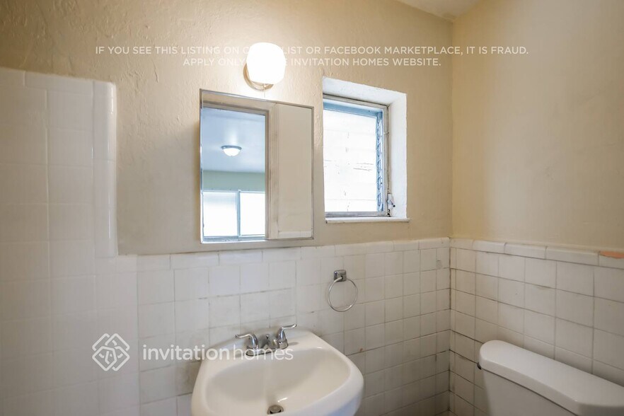 Building Photo - 1815 NE 178th St