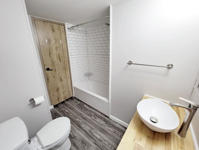 Building Photo - 3 Bedroom 2 Bath in Munds Park with AC!