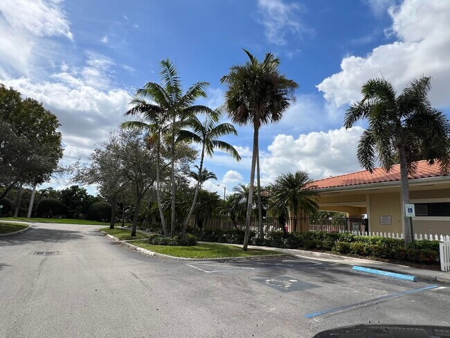 Building Photo - 1453 Lake Crystal Dr