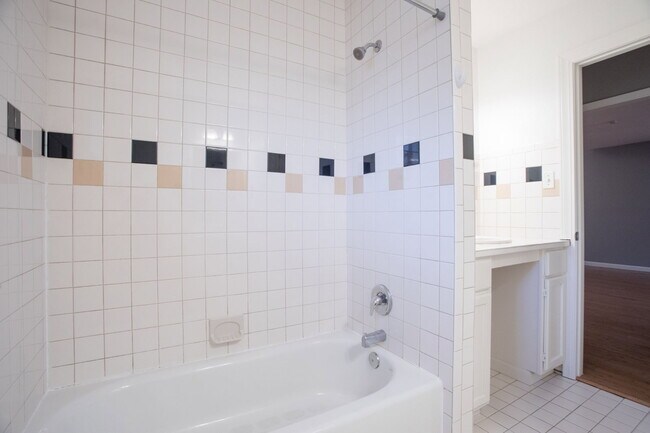 Building Photo - 2416 S 5th St