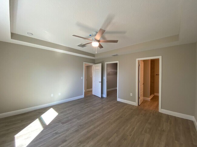 Building Photo - 3/2/2 Silver Spring Shores **Won't Last***