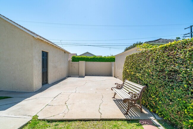 sideyard continues off garage - 2935 Westwood Blvd