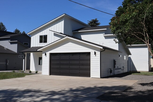 Building Photo - Home Downtown CDA!