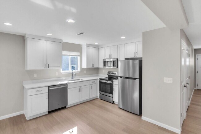 Building Photo - *Amazing Lease Offer* Elegant 3 Bedroom, 2.5 Bathroom Duplex with 1-Car Garage in Woodruff $1750/...