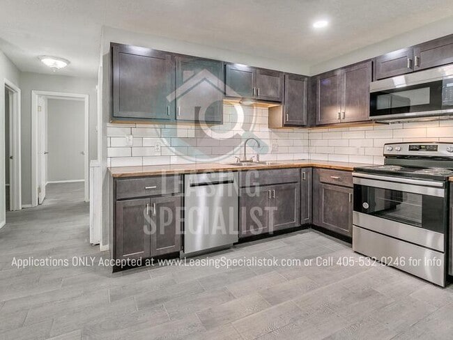 Building Photo - Adorable Custom 2 Bed Bungalow House Available to Prelease for August 2026!