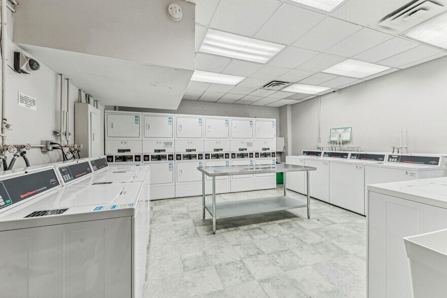 Building Photo - 33 W Delaware Pl