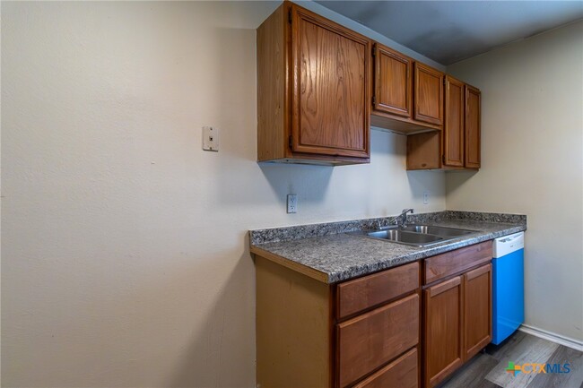 Building Photo - 1601 Benttree Dr