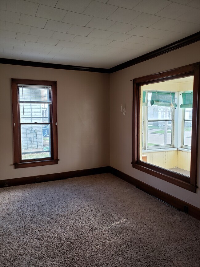 Building Photo - 558 Monroe St