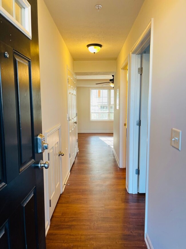 Building Photo - Top Floor One Bedroom Garden Apartment