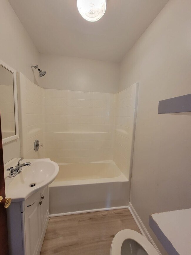 Building Photo - 1111 Bayview Rd