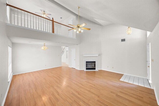 Building Photo - 17121 Valley Glen Rd