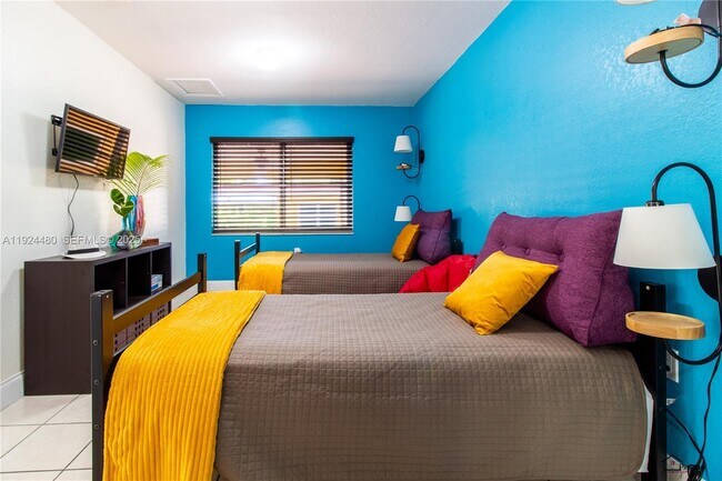 Building Photo - 985 SW 10th St