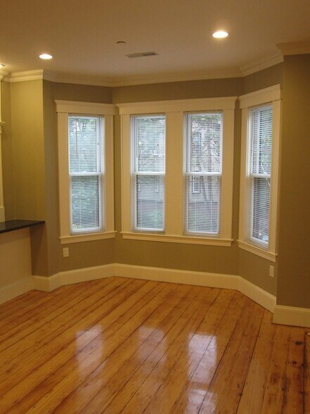 Building Photo - 6 Centre St