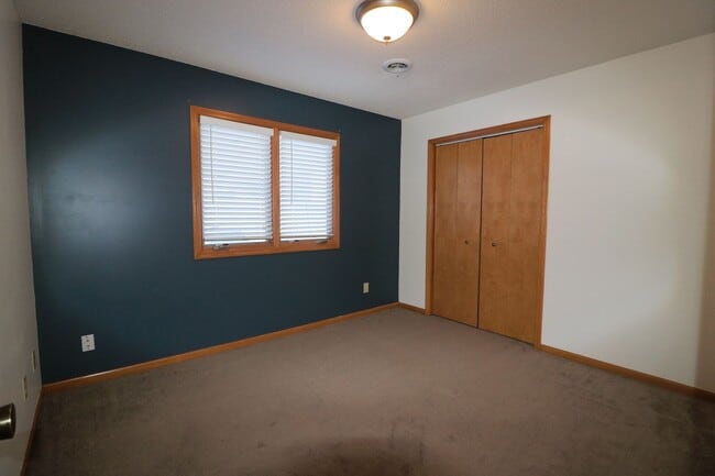 Building Photo - Beautiful 3 bedroom home just minutes from Manhattan and Fort Riley!