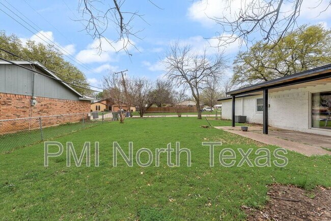 Building Photo - 305 Live Oak Dr