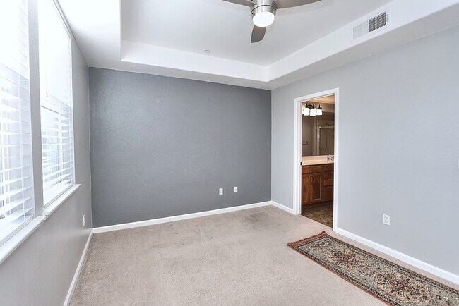 Building Photo - Beautiful Condo in Gated Community for Rent!