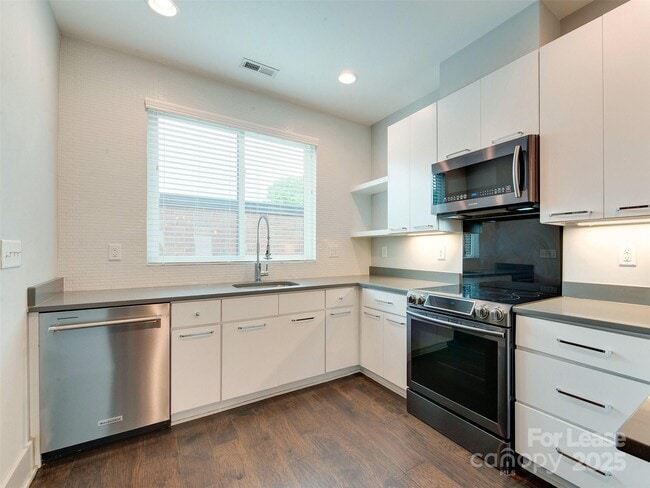 Building Photo - 225 Domain Way