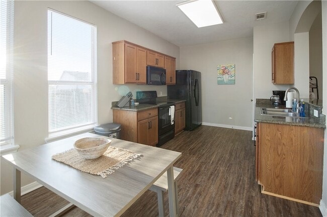 Building Photo - 2903 McLaren Dr