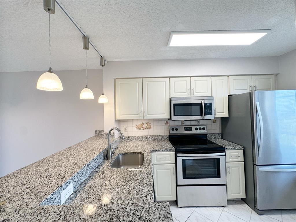 Building Photo - 2220 N Cypress Bend Dr