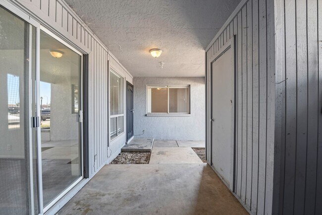 Building Photo - 9007 W Elm St