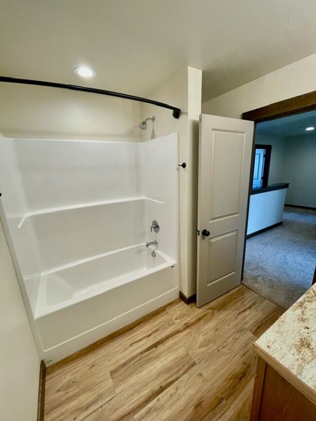 Building Photo - Townhouse - 3 Bedrooms 2 1/2 Bathrooms